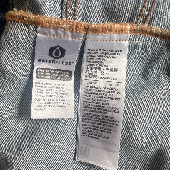 Like new never worn, vintage Levi jacket with hoodie - Picture 3 of 4